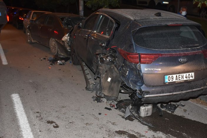 İzmir'de takla atan cip, park halindeki araçlara çarptı: 1 yaralı -3