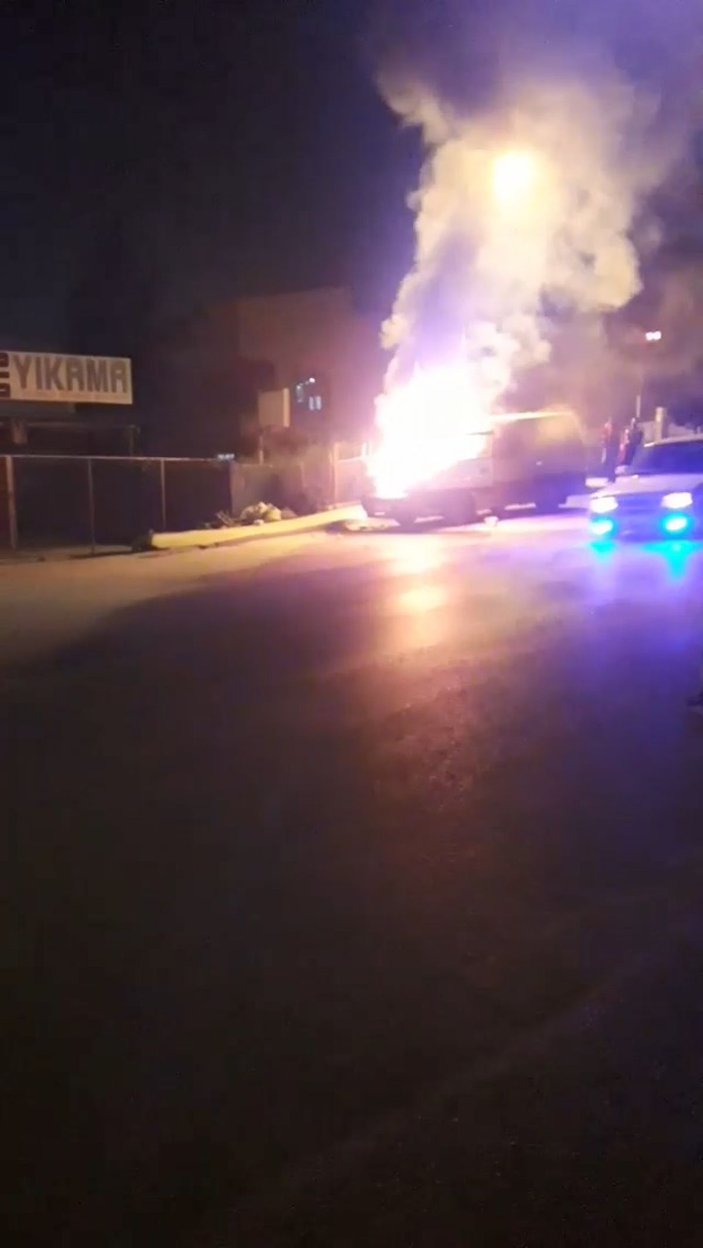 Pendik'te park halindeki midibüs alev alev yandı -1
