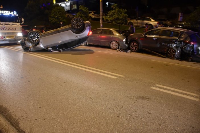 İzmir'de takla atan cip, park halindeki araçlara çarptı: 1 yaralı -1