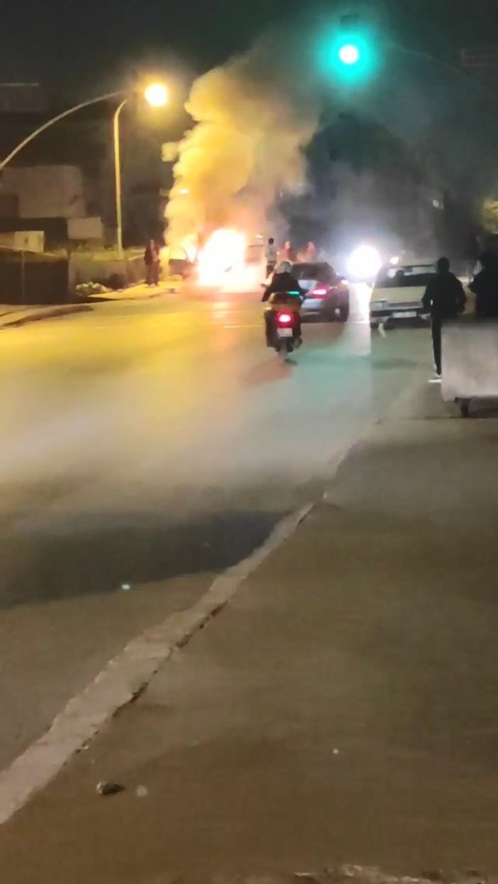 Pendik'te park halindeki midibüs alev alev yandı -4