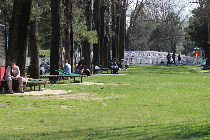 Güneşli havayı gören vatandaşlar soluğu parklarda aldı -8