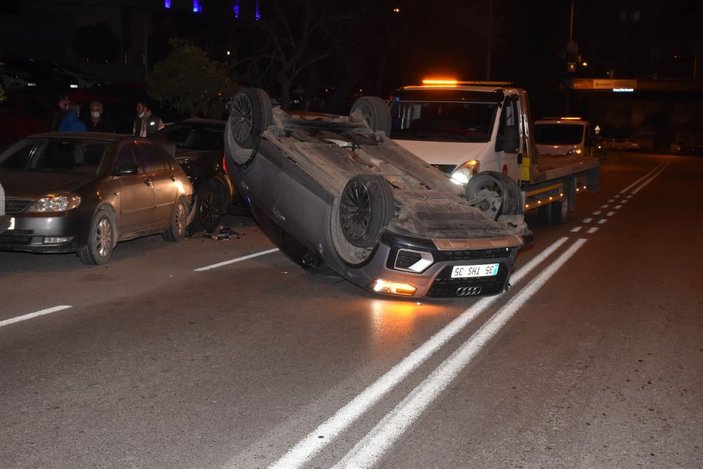 İzmir'de takla atan cip, park halindeki araçlara çarptı: 1 yaralı -5