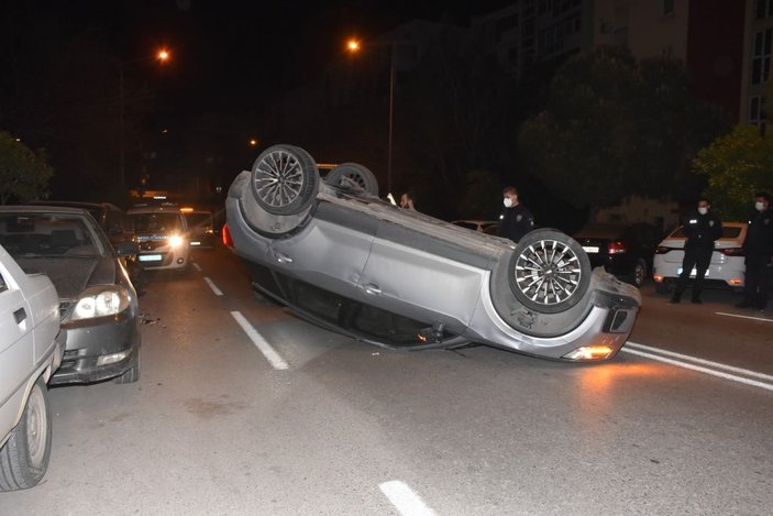 İzmir'de takla atan cip, park halindeki araçlara çarptı: 1 yaralı -4