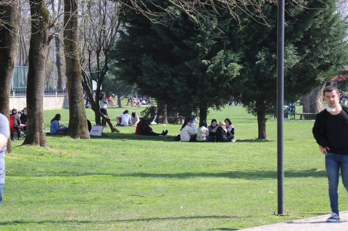 Güneşli havayı gören vatandaşlar soluğu parklarda aldı -4