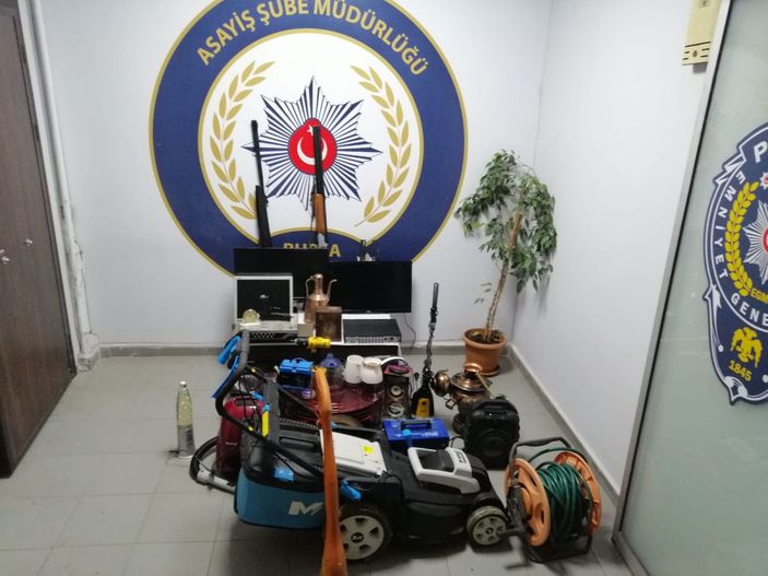 Baz istasyonunda hırsızlık yaparken yakalandılar -9