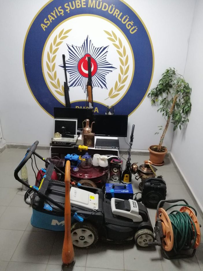 Baz istasyonunda hırsızlık yaparken yakalandılar -5