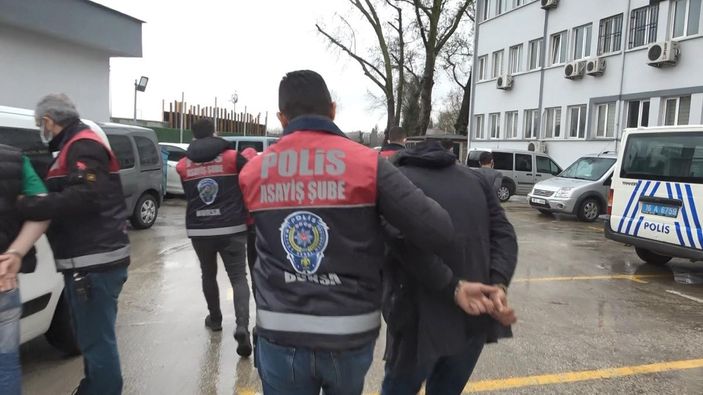 Baz istasyonunda hırsızlık yaparken yakalandılar -3