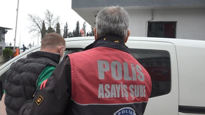 Baz istasyonunda hırsızlık yaparken yakalandılar -4