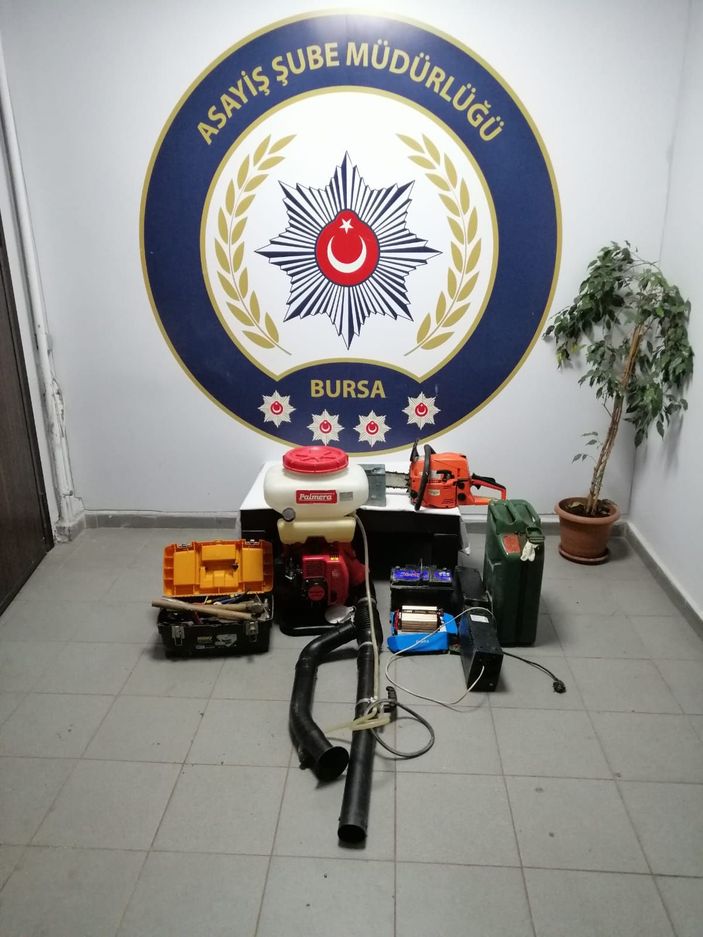 Baz istasyonunda hırsızlık yaparken yakalandılar -6