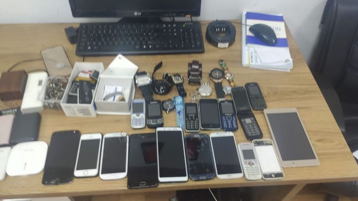 Baz istasyonunda hırsızlık yaparken yakalandılar -8