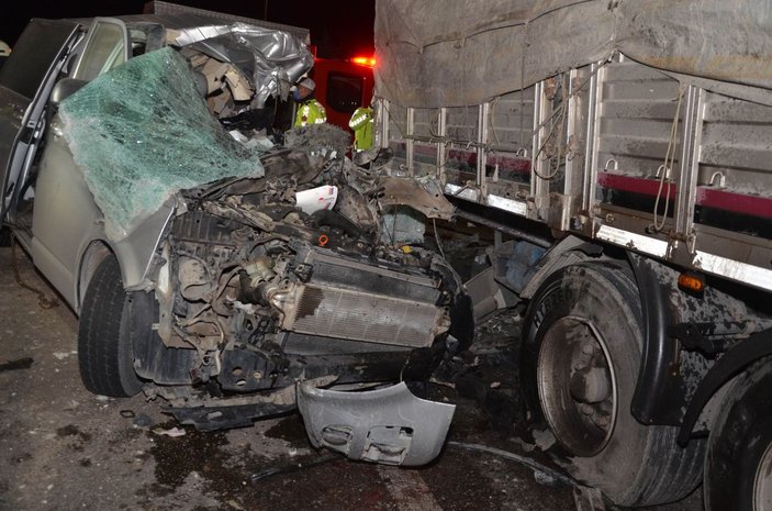 Konya'da TIR'a arkadan çarpan minibüsün sürücüsü öldü -1