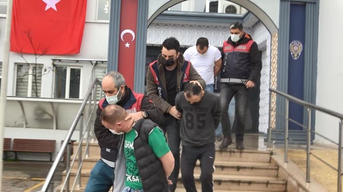 Baz istasyonunda hırsızlık yaparken yakalandılar -1