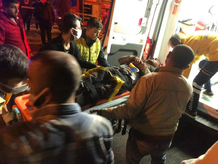 Manisa’da iki otomobil çarpıştı: 2 ölü, 4 yaralı -9