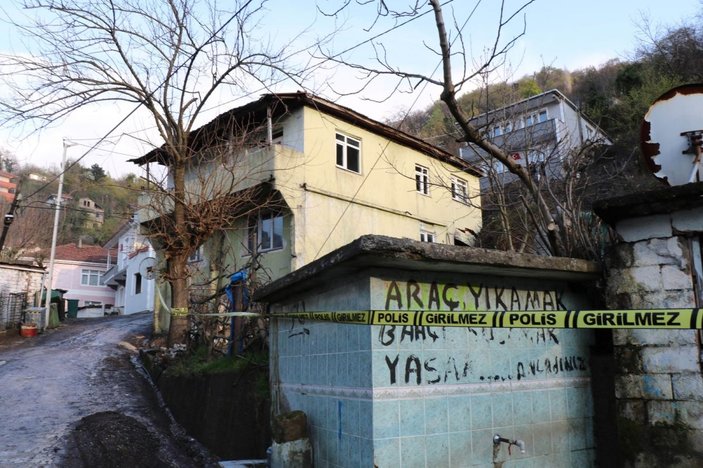 Zonguldak'ta heyelan anı görüntülendi