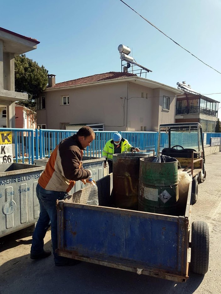 Poşetle çöpe atılan 4 yavru kediyi belediyenin temizlik işçileri kurtardı -6