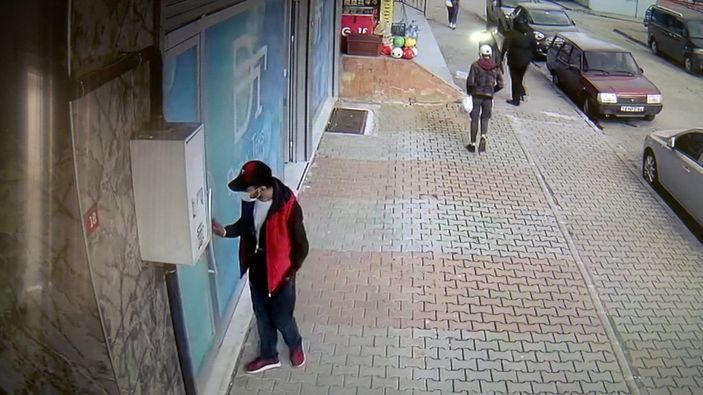 Bahçelievler'de iş yerinden telefon hırsızlığı kamerada -3