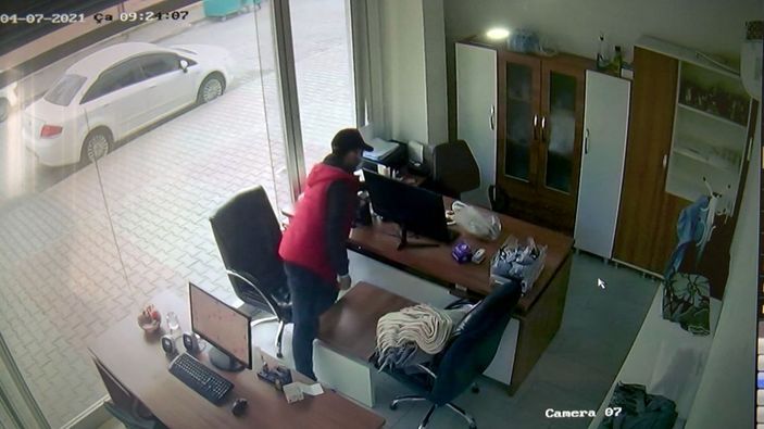 Bahçelievler'de iş yerinden telefon hırsızlığı kamerada -2
