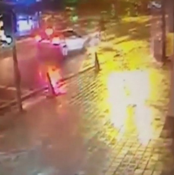 Tuzla'da yolun karşısına geçmeye çalışan kişiye otomobil böyle çarptı -3