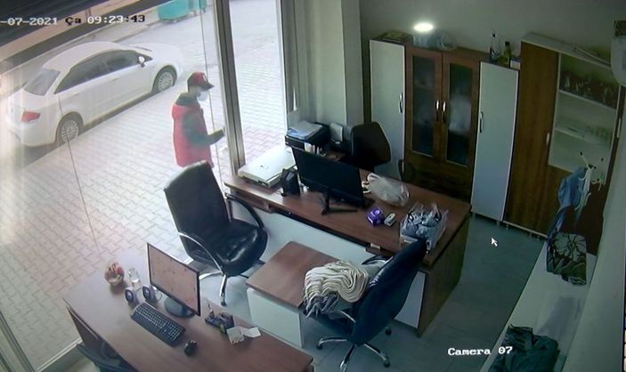 Bahçelievler'de iş yerinden telefon hırsızlığı kamerada -1