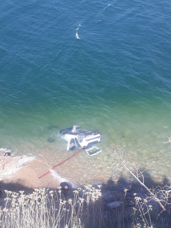 Van Gölü'ne otomobil uçtu: 4 yaralı -1