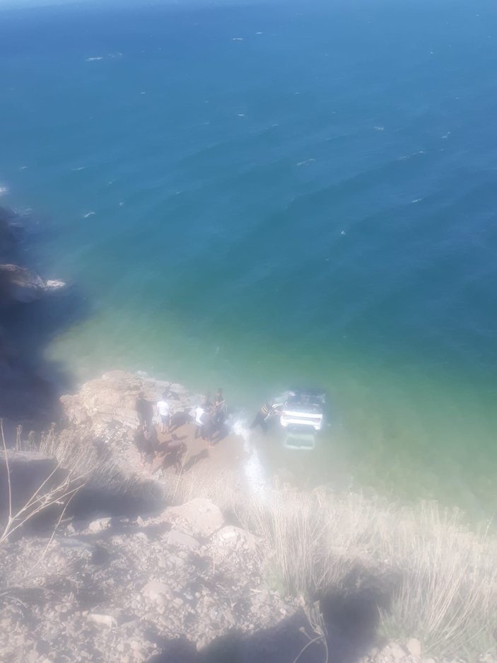Van Gölü'ne otomobil uçtu: 4 yaralı -2