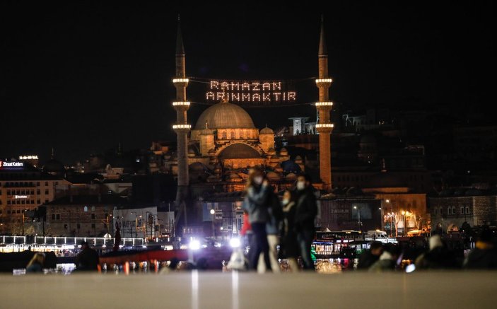 İstanbul camilerinde Ramazan'ın habercisi mahyalar yakıldı  -7