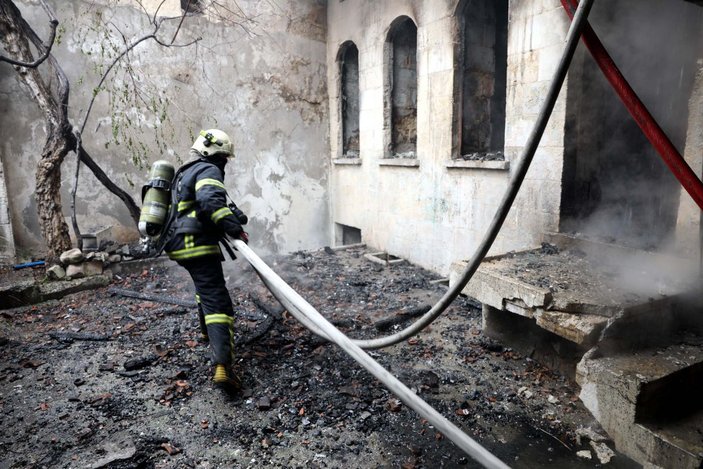 Gaziantep'te metruk bina yangını, 1 saatte söndürüldü -1
