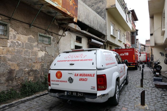 Gaziantep'te metruk bina yangını, 1 saatte söndürüldü -10