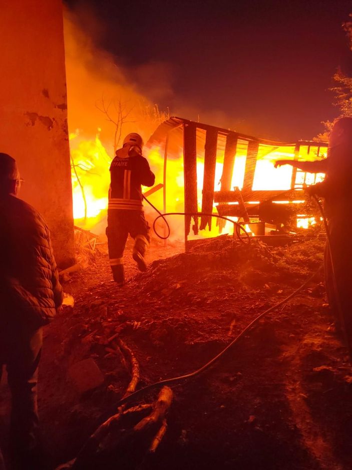 Ahırda çıkan yangın paniğe neden oldu -1