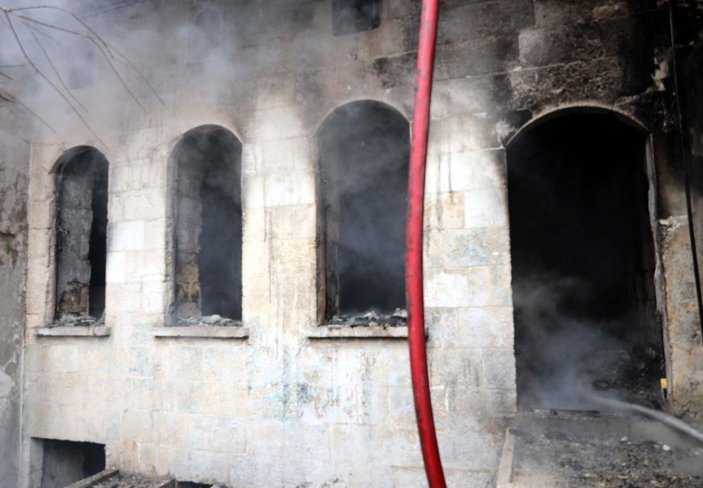 Gaziantep'te metruk bina yangını, 1 saatte söndürüldü -7
