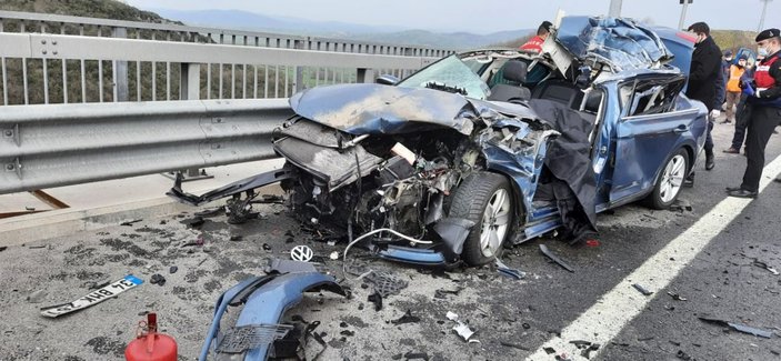 Kamyona çarpan otomobilin sürücüsü öldü -1