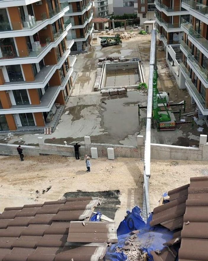 İnşaattaki vinç, rüzgarda devrildi -2