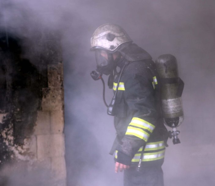Gaziantep'te metruk bina yangını, 1 saatte söndürüldü -3