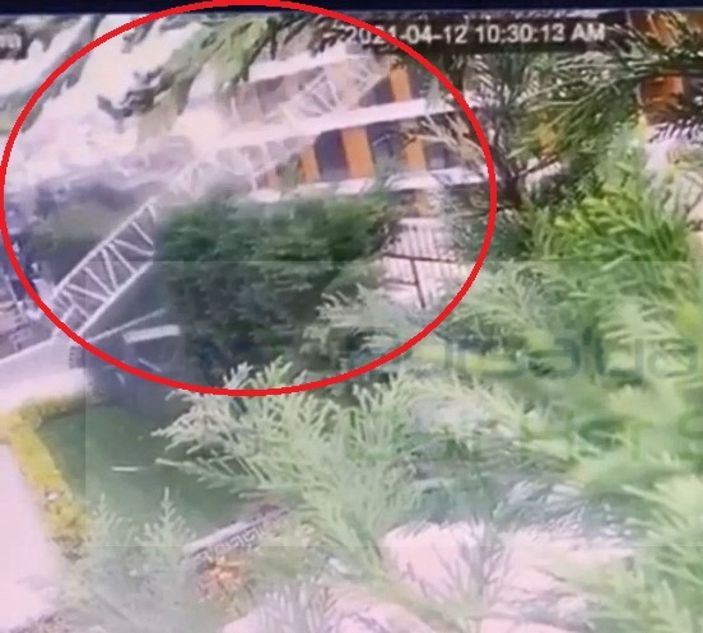 İnşaattaki vinç, rüzgarda devrildi -5