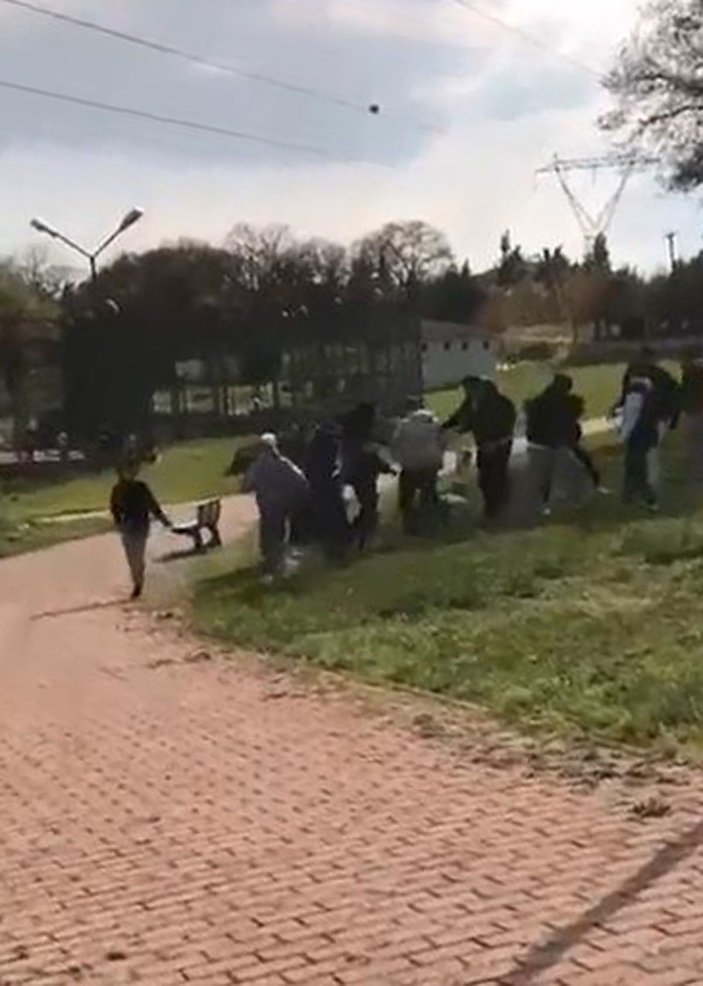 Kısıtlamada parkta toplanan gençler kavga etti -2