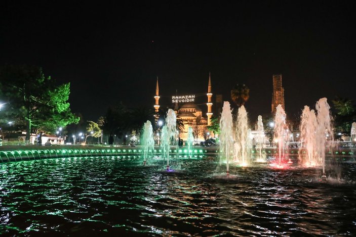 İstanbul camilerinde Ramazan'ın habercisi mahyalar yakıldı  -4