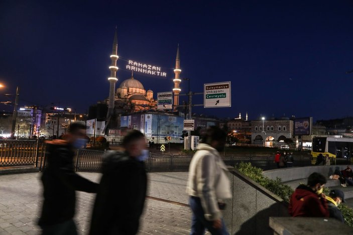 İstanbul camilerinde Ramazan'ın habercisi mahyalar yakıldı  -5