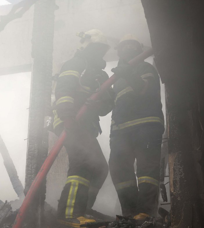 Gaziantep'te metruk bina yangını, 1 saatte söndürüldü -2