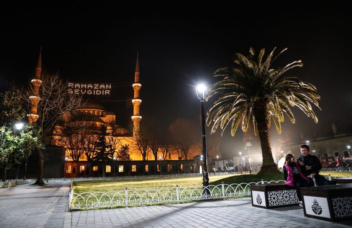 İstanbul camilerinde Ramazan'ın habercisi mahyalar yakıldı  -1