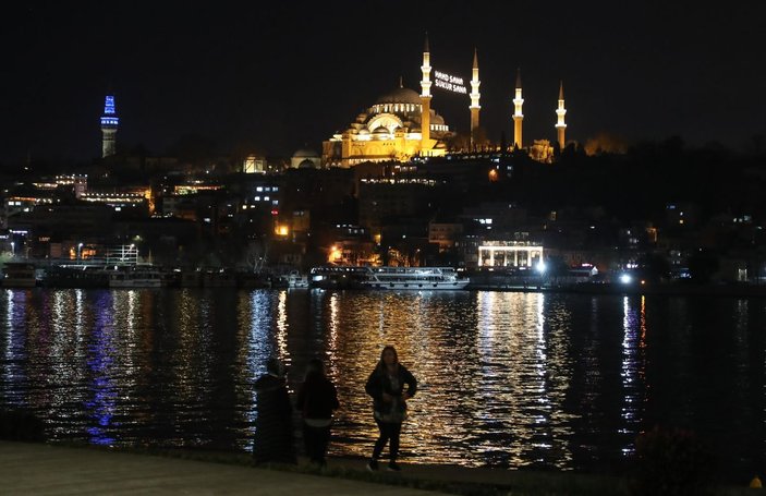 İstanbul camilerinde Ramazan'ın habercisi mahyalar yakıldı  -10