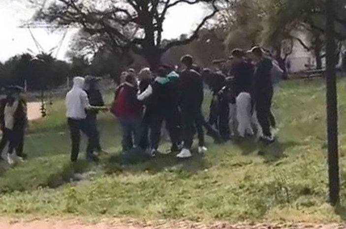 Kısıtlamada parkta toplanan gençler kavga etti -4