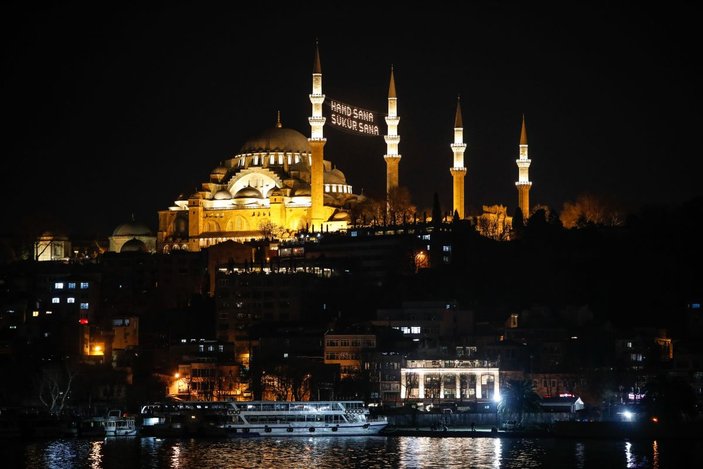 İstanbul camilerinde Ramazan'ın habercisi mahyalar yakıldı  -9
