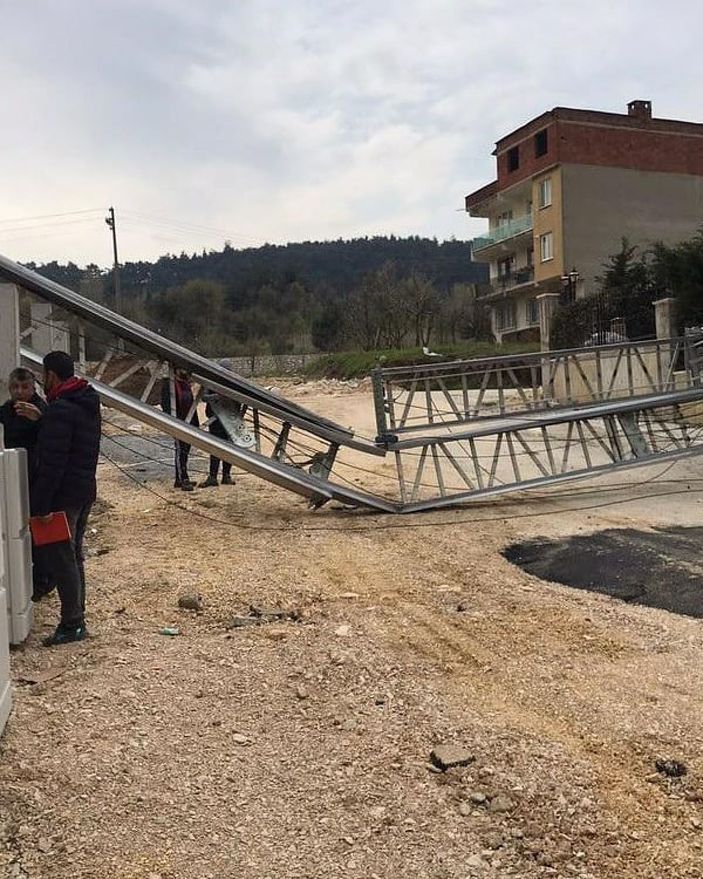 İnşaattaki vinç, rüzgarda devrildi -1