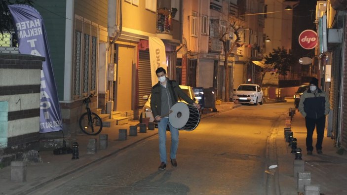 İstanbul'da Ramazan davulcuları vatandaşları ilk sahura kaldırdı -3