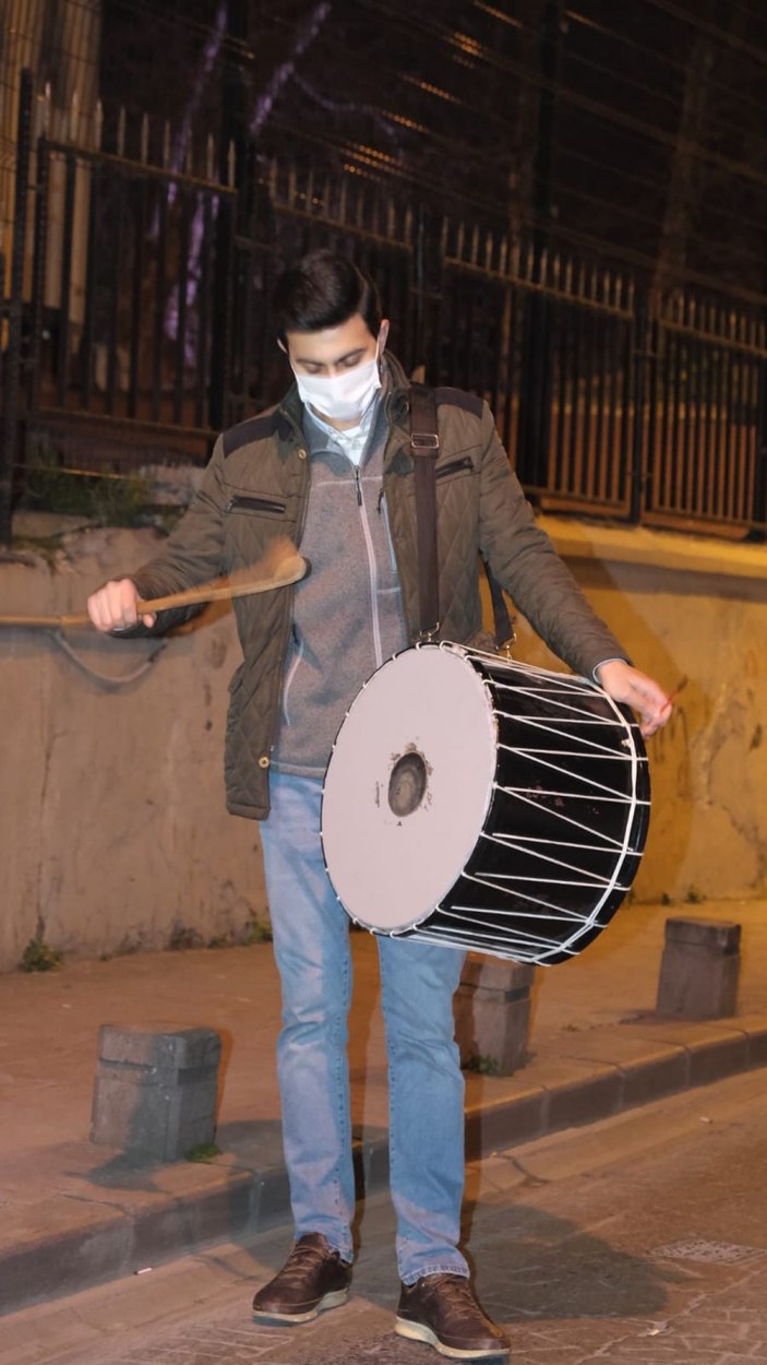 İstanbul'da Ramazan davulcuları vatandaşları ilk sahura kaldırdı -4
