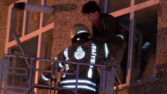 Gaziosmanpaşa'da bina girişindeki elektrik panosunda yangın çıktı: 12 kişiyi itfaiye kurtardı  -5