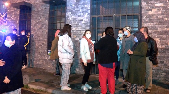 Gaziosmanpaşa'da bina girişindeki elektrik panosunda yangın çıktı: 12 kişiyi itfaiye kurtardı  -8