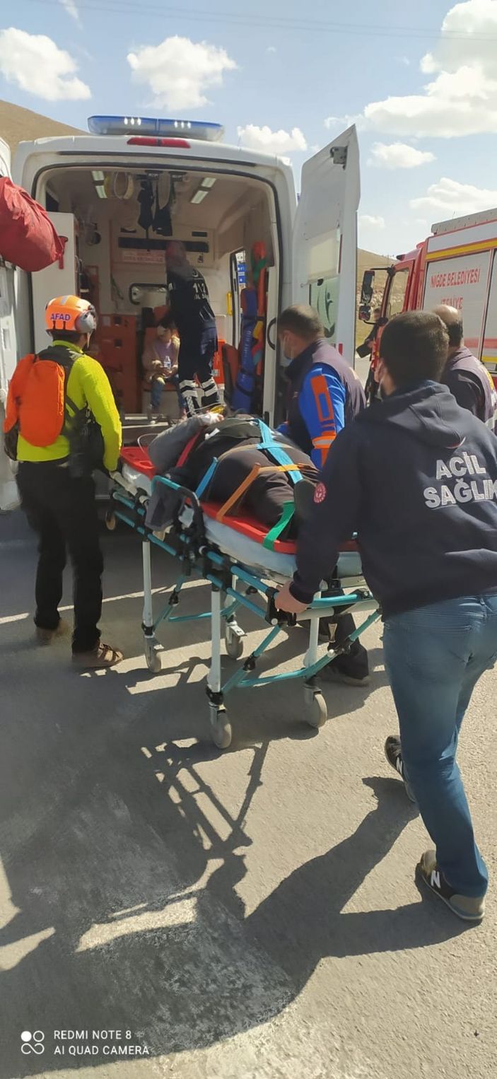 d Niğde'de otomobil ile kamyon çarpıştı