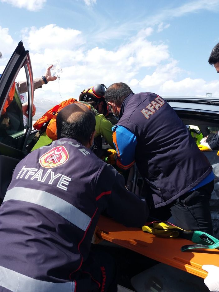 Niğde'de otomobil ile kamyon çarpıştı