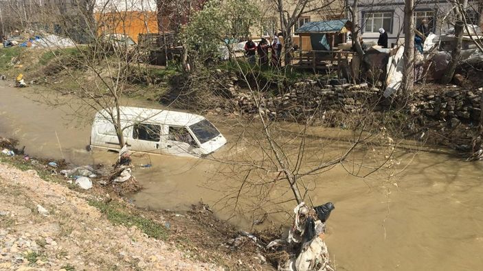 d Bursa'da dereye düşen araçtan çıkarıldı